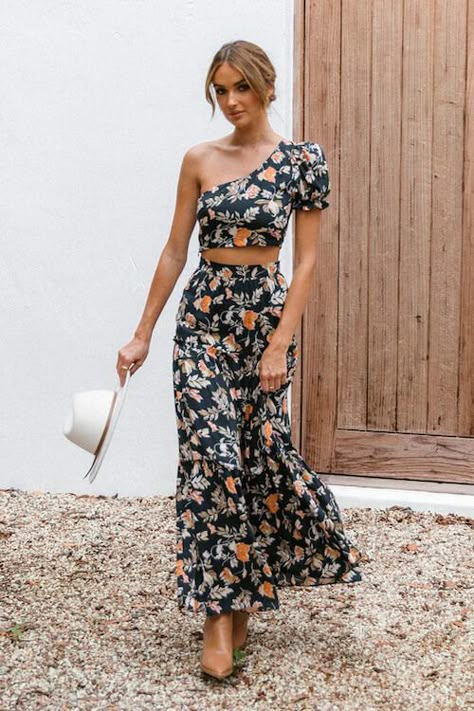 Looking for the best dresses to wear with cowboy boots to a wedding? Check this post for the style tips and the 47+ best dresses to wear to a western or rustic wedding with your favorite cowboy boots! Usa Summer, Dresses With Cowboy Boots, Cowboy Wedding, Dresses For, For Wedding, Summer Wedding Guests, Summer Dresses For Wedding Guest, Guest Attire, Dresses Modest