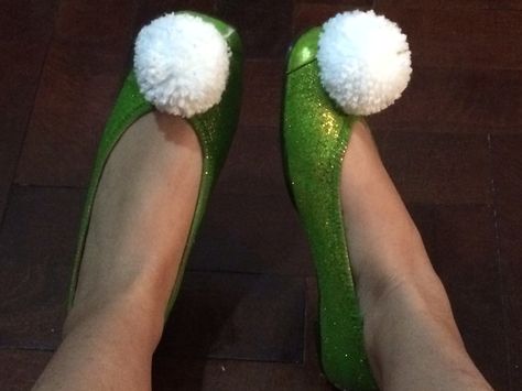 Tinkerbell shoes DIY homemade Disney fairy cosplay costume Halloween party Diy Tinkerbell Costume, Tinkerbell Shoes, Bell Costume, Tinkerbell Costume, Xmas Costumes, Tinker Bell Costume, Fairy Cosplay, Cosplay Inspo, Disney Fairy