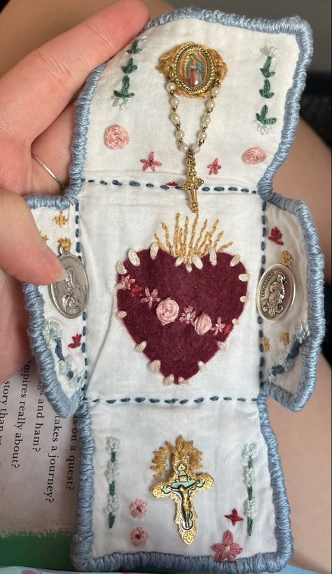 Catholic Pocket Shrine, Pocket Shrine Catholic, Pocket Oratory Diy, Pocket Altar Catholic, Pocket Shrine Diy, Sacred Heart Embroidery, Catholic Crochet, Pocket Oratory, Christian Altar