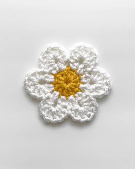 Miniature Crochet Flowers, Free Flower Crochet Pattern Simple, Mini Crochet Applique Free Pattern, Free Crochet Daisy Flower Pattern, Crochet Fridge Magnets Free Pattern, Surface Crochet Flower, Easy Crochet Flower Pattern, Crochet Flower Petals Free Pattern, Crochet Flower Easy Free Pattern