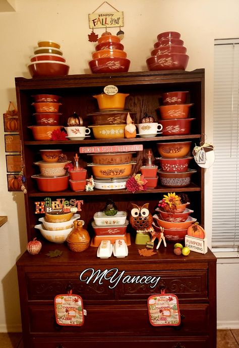 Vintage Pyrex How To Display Corningware, Vintage Fall Pyrex Display, Vintage Pyrex Decorating, Pyrex Fall Display, Pyrex Display Ideas, Vintage Pyrex Display, Thanksgiving Display, Vintage Pyrex Collection, Pyrex Display