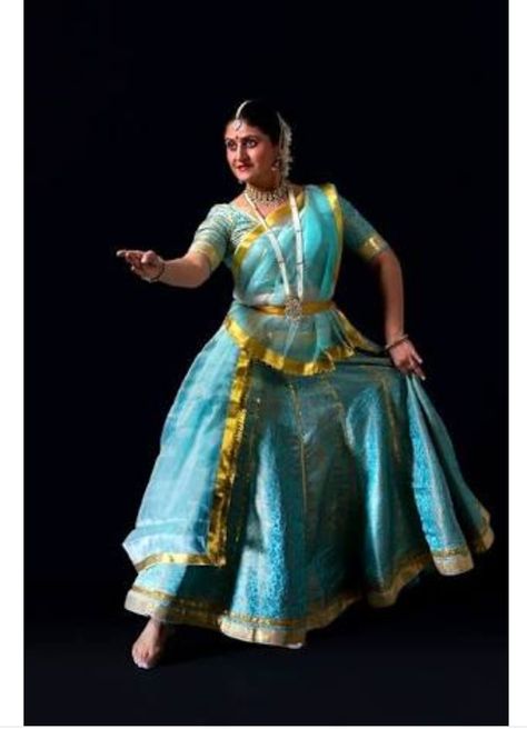 Kathak Photoshoot, Classical Dance Aesthetic, Kathak Poses, Aaja Nachle, Kathak Costume, Indian Dance Costumes, Wall Painting Flowers, Indian Dances, Indian Classical Dancer