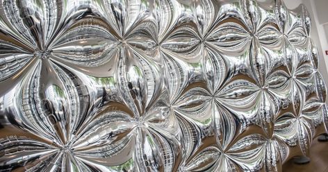 Party Balloon Backdrop, Balloon Garland Wedding, Baloon Wall, Silver Balloon Garland, Diy Foil, Metallic Pillow, Backdrop Birthday, Balloon Installation, Silver Balloon