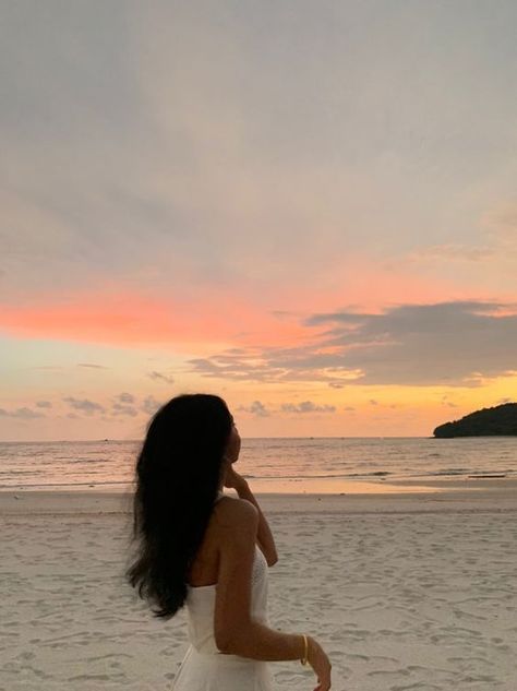 Beach Inspo Pics Sunset, Vacation Photo Inspo Instagram, Solo Beach Pics Aesthetic, Sunset Inspo Pics, Beach Solo Pictures, Instagram Picture Ideas Aesthetic To Post, Aesthetic Solo Pics, Asthetic Photos Poses, Sunset Girl Aesthetic