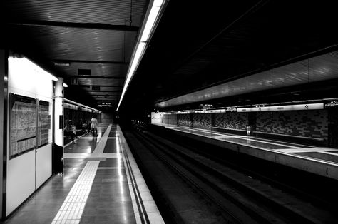 Metro Llacuna | da Diego Menna Fb Featured Photo Aesthetic, Urban Astethic, Reels Wallpaper, Street Background, Black And White Photo Wall, Motion Photography, Future Wallpaper, Dark Street, Shiva Photos