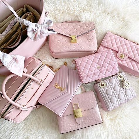 Photo by Maria on April 20, 2020. No hay ninguna descripción de la foto disponible. Monica Murphy, Material Gworl, Pink Bags, Luxury Bags Collection, Baby Pink Aesthetic, Dream Bags, Girly Bags, Pink Girly Things, Pink Vibes