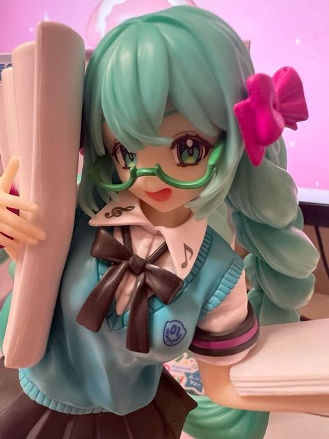 Miku With Her Hair Down, Miku With Glasses, Miku Figure Icon, Anime Figure Icon, Anime Figure Pfp, Anime Figures Poses, Anime Figurines Aesthetic, Anime Figure Aesthetic, Cutecore Figures