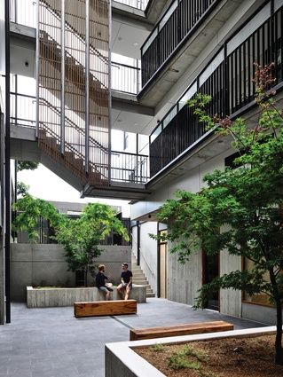 A central courtyard serves as a lobby and provides greenery, light and ventilation. Courtyard Apartments, Chic Apartment Decor, Architecture Courtyard, Terrace Building, Building Stairs, Courtyard Design, Internal Courtyard, Small Studio Apartments, Apartment Plans