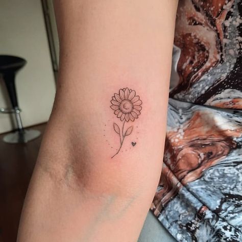 Small Hand Tattoos For Women Simple, Natal Aesthetic, Watercolor Dandelion Tattoo, Small Sunflower Tattoo, Sunflower Tattoo Simple, Cute Hand Tattoos, Cute Tats, Dandelion Tattoo, Mini Sunflowers