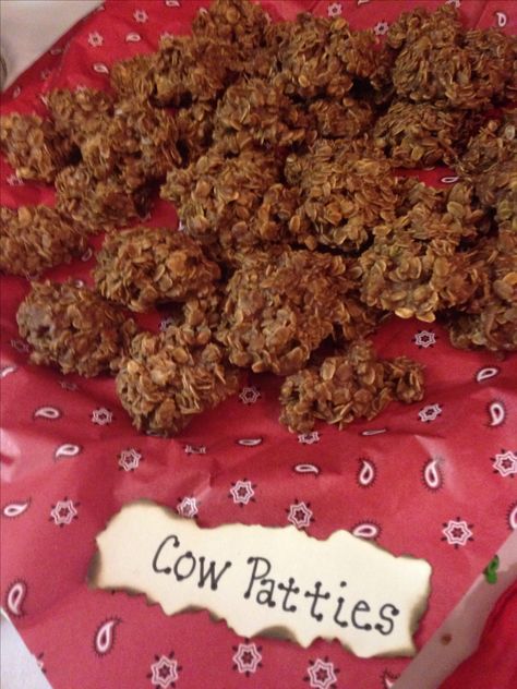 Edible cow patties for western party and Rice Krispie treats as hay bales. Note the sign! Rice Krispie Treat Hay Bales, Western Party Finger Food, Country Party Activities, Rodeo Party Treats, Cowgirl Theme Party Food, Western Theme Snacks, Western Party Treats, Cowboy Treats Western Theme, Farm Food Party