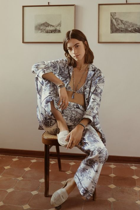 Dior releases the most fashionable confinement pajamas | Vogue Paris Loungewear Capsule, Diy Vetement, Stylish Art, Maria Grazia Chiuri, Loungewear Luxury, Big Fashion, Looks Chic, Paris Fashion Week, Christian Dior