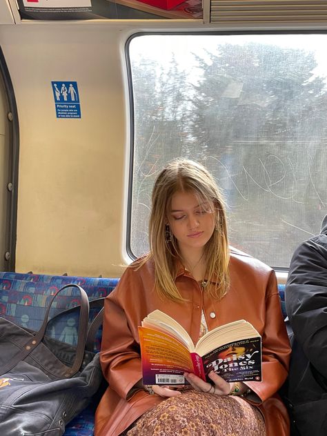 Annabelle Doll, Girl Reading Book, Reading Aesthetic, London Aesthetic, On The Train, Photo Beautiful, Woman Reading, Girl Reading, Travel Nature