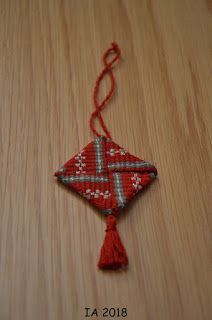 Ingrids lille verden: Inkle ornament tutorial Inkle Weaving Patterns, Tablet Weaving Patterns, Finger Weaving, Weaving Book, Band Weaving, Christmas Fabric Crafts, Inkle Weaving, Weaving Loom Projects, Card Weaving