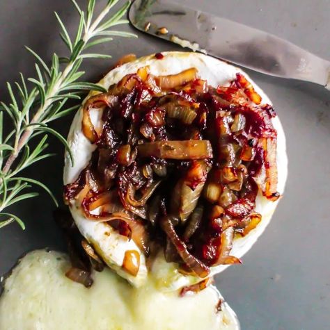 Brie With Caramelized Onions, Caramalized Onions, Wine Salt, Baked Onion, Baked Brie Recipes, Brie Appetizer, Baked Onions, Baked Camembert, Carmelized Onions