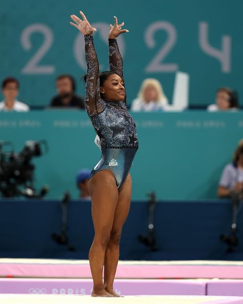 The Zoe Report | It’s all smiles for #SimoneBiles during the Artistic Gymnastics Women’s Qualification on day 2 of the #Olympics. 📷: Getty | Instagram Simon Biles, Black Gymnast, Olympics Gymnastics, Gymnastics Women, Olympics 2024, Gymnastics Team, Gymnastics Photography, Usa Gymnastics, Gymnastics Pictures