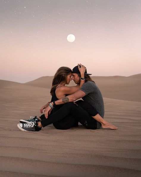 Beautiful Couples Desert Photoshoot Outfit, Desert Photoshoot Ideas, Couples Beach Photography, Travel Couples, Desert Photoshoot, Love Cartoon Couple, Underwater Photos, Cute Couple Poses, Couple Photoshoot Poses