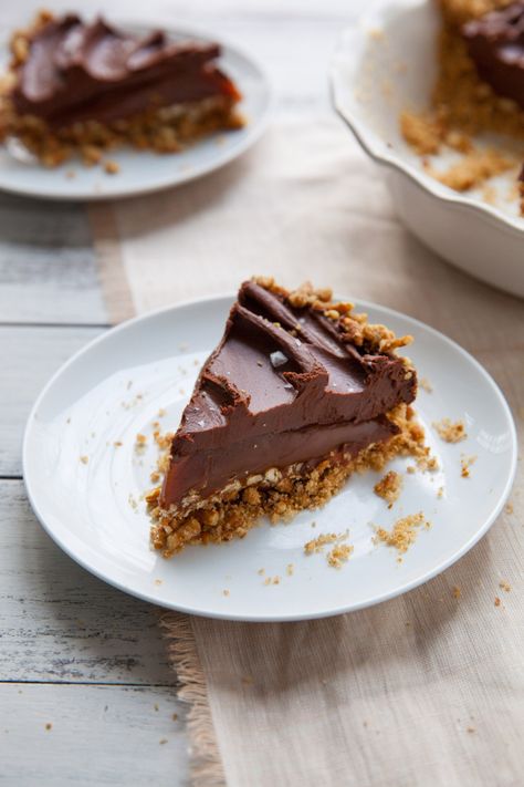 Salted Chocolate Caramel Pie with Pretzel Crust - Everyday Annie Pie With Pretzel Crust, Pretzel Pie, Easter Feast, Salted Caramel Pretzels, Caramel Pie, Savory Tarts, Bread Pull Apart Recipes, Pretzel Treats, Dream Bars