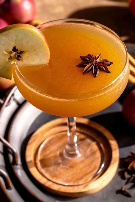 Apple Cider Martini - Cookhouse Diary Cider Vodka Cocktail, Fall Martinis, Fall Martinis Recipes, Apple Pie Martini, Apple Cider Martini, Apple Martini Recipe, Cider Martini, Xmas Cocktails, Strawberry Martini