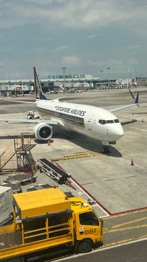 Singapore Airlines Wallpaper, Singapore Airline, Plane Photography, Aircraft Images, Cartoon Airplane, Airplane Wallpaper, Airline Company, Boeing Aircraft, Cathay Pacific