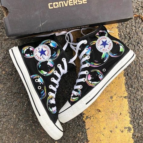 Painted Shoes Ideas, Painted Converse, Walking Everyday, Mode Shoes, Bubble Painting, Sneaker Outfits, Creative Gifts For Boyfriend, Boyfriend Diy, Shoes Custom