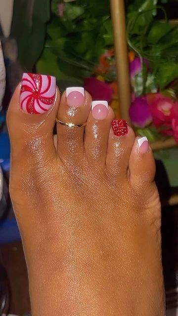 Toes For Valentines Day, Cute Toenail Designs For Winter, Peppermint Toenails Nail Design, Candy Cane Toe Nail Designs, Pedicure Ideas Holiday, Toe Christmas Nails, Acrylic Toes Christmas, Toe Nails Ideas Christmas, Christmas Acrylic Toe Nails