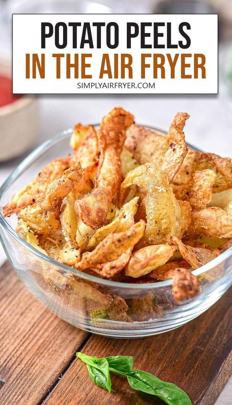 cooked potato peels in clear bowl with text overlay "potato peels in the air fryer". Cheese Gravy, Air Fryer Recipes Potatoes, Crispy Potato Skins, Air Fry Potatoes, Air Fryer Potato, Potatoe Skins Recipe, Yummy Fries, Crispy Fries, Leftover Potatoes