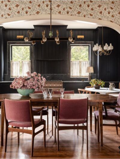 Heidi Caillier, Saarinen Dining Table, Best Kitchen Colors, Kitchen Updates, Style Deco, Black Kitchen, Kitchen Color, The Dining Room, Dining Room Inspiration