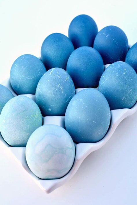 How to dye eggs with cabbage How To Dye Eggs, Easter With Kids, Purple Easter Eggs, Idea For Business, Dye Eggs, Spring Treats, Egg Dye, Easter Egg Dye, Purple Cabbage