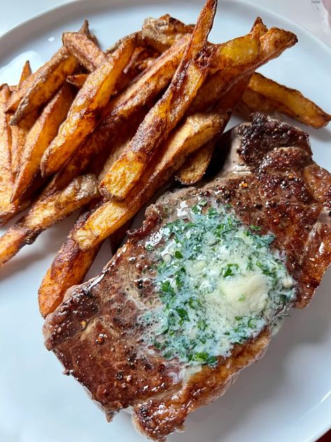 Steak And Frites Sauce, Steak And Frites Paris, Steak And Fries Dinner, French Steak Recipe, Steak Frites Recipe, Steak And Frites, Fries In The Air Fryer, Bones Mccoy, Blackstone Cooking