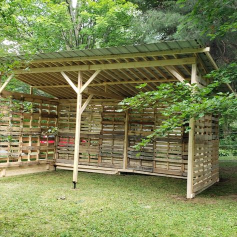 Perfect horse shelter made with pallets Pallet Animal Shelter, Pallet Barn Diy, Horse Pasture Shelter, Horse Shelter Ideas Cheap, Pallet Shelter, Pasture Shelter, Pallet Barn, Horse Shelter, Homestead Ideas