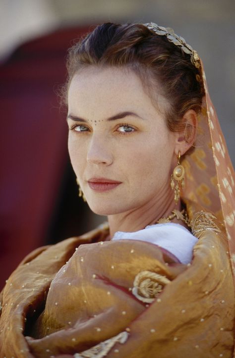 Connie Nielsen as Lucilla. "Gladiator", movie, 2000. Representation of a wealthy woman. Connie Nielsen, Gladiator 2000, Gladiator Movie, Djimon Hounsou, Tv Clothes, Oliver Reed, Russell Crowe, Universal Pictures, Keanu Reeves