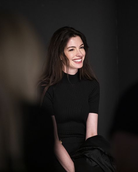 Versace Icons Behind the Scenes Anne Hathaway Style, Kaptan Jack Sparrow, True Winter, Anne Hathaway, Iconic Women, Fav Celebs, Mode Vintage, Everyday Style, New Yorker