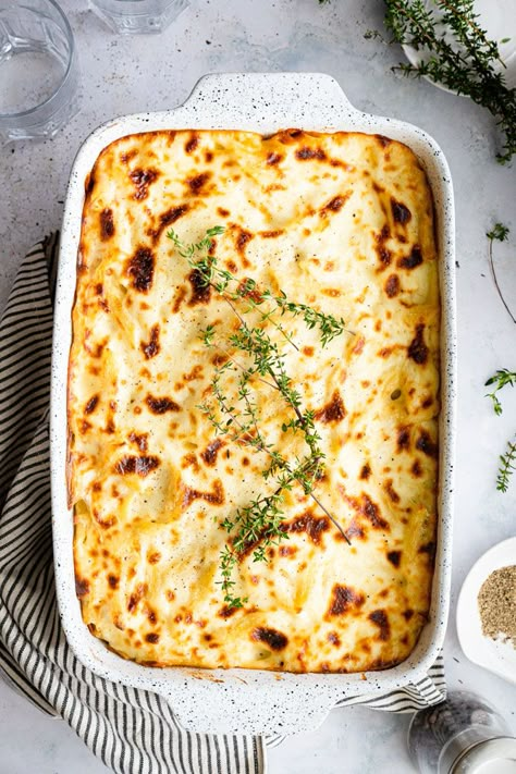 This classic Bechamel pasta bake is penne pasta layered with a meat sauce and topped with silky Bechamel sauce. The perfect comforting pasta dish! Macarona Bechamel, Bechamel Pasta, Bechemel Sauce, Chicken Lasagna Recipe, Baked Rigatoni, Baked Penne, Pasta Alla Norma, Meat Pasta, Chicken Lasagna