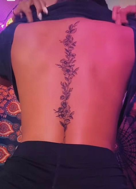 Flower Spine Tattoos, Basic Tattoos, Tattoos For Women Flowers, Spine Tattoos For Women, Pretty Tattoos For Women, Dope Tattoos For Women, Stylist Tattoos, Cute Tattoos For Women, Classy Tattoos