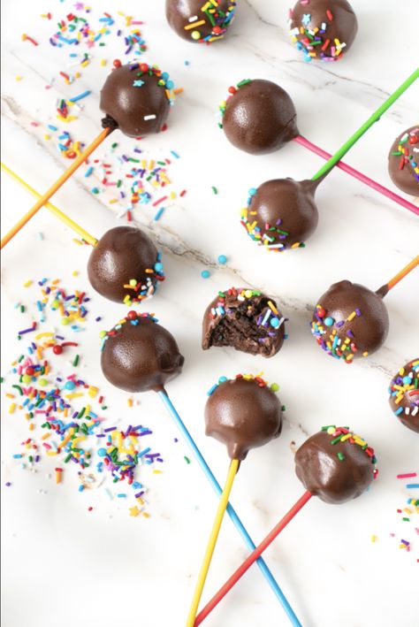 Chocolate Peanut Butter Cake Pops Chocolate Peanut Butter Cake Pops, Peanut Butter Cake Pops Recipe, Peanut Butter Cake Pops, Easy Peanut Butter Cake, Cake Pop Flavors, Cake Pop Recipe Easy, Cake Pops Recipe, Peanut Cake, Peanut Butter Nutella