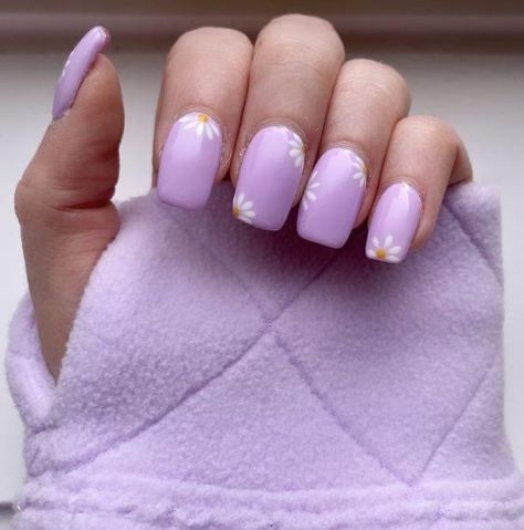 Spring Nails Lilac Lavender, Daisy Purple Nails, Lilac Nails With Daisies, Short Lilac Nails With Flowers, Lilac Nails With Flower, Lavender Nails With Daisies, Lilac Nails Design Short, Square Daisy Nails, Lilac Daisy Nails