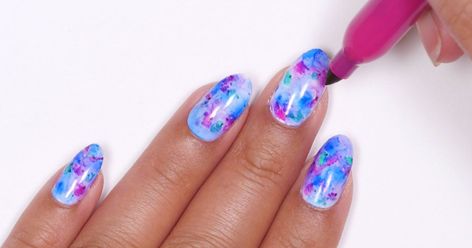 How to create Sharpie watercolor nails Gel Polish Techniques, Permanent Marker Nail Art, Sharpie Nail Art Diy, Alcohol Nails, Marble Nails Diy, Watercolor Nail Art, Sharpie Nail Art, Sharpie Nails, Watercolor Nails