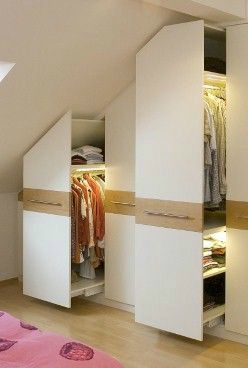 Dressing sous pente. #dressing #astuce #conseil  http://www.m-habitat.fr/par-pieces/cave-et-combles/un-dressing-sous-les-combles-2675_A تحت الدرج, Attic Wardrobe, Attic Closet, Loft Storage, Attic Bathroom, Attic Bedrooms, Attic Renovation, Attic Spaces, Attic Storage