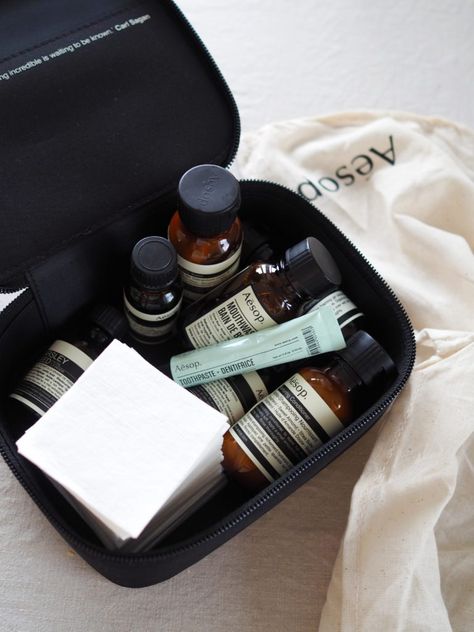 The perfect travel skincare kit  When I travel I prefer to travel with a carry on. It is usually faster and much more care free. The only problem about traveling with a carry on, is the liquids. It is always a problem for me getting everything to fit in that one plastic bag. Last time I had the perfect travel skincare kit from Aesop (gifted). It literally had everything! Face cream, serum, body lotion, body wash , shampoo, mouth wash, toothpaste. The only problem was, that I forgot it on my k Wash Bag Aesthetic, Aesop Travel Kit, Travel Kit Aesthetic, Men Skincare Aesthetic, Men Self Care, Aesop Skincare, Skin Care Men, Skincare Bag, Mens Skincare