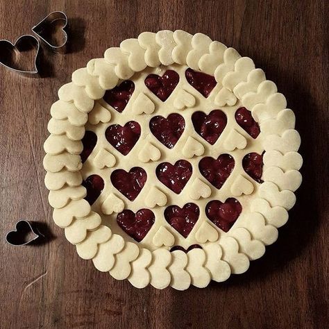 Thanksgiving Pie Crust, Creative Pie Crust, Fancy Pie Crust, Pie Crust Art, Creative Pies, Decorative Pie Crust, Cherry Pies, Pie Crust Designs, Pie Decoration