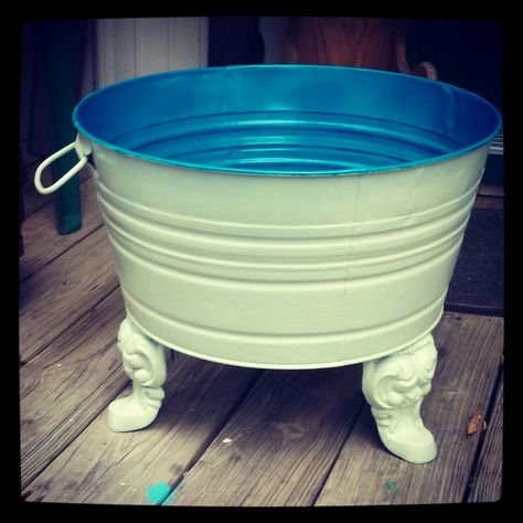 Gunshot Hattie's wash tub repurposed Outdoor Tubs, Bucket Ideas, Jungle Decor, Porch Accessories, Galvanized Tub, Galvanized Buckets, Decor Eclectic, Flea Market Flip, Wash Tubs