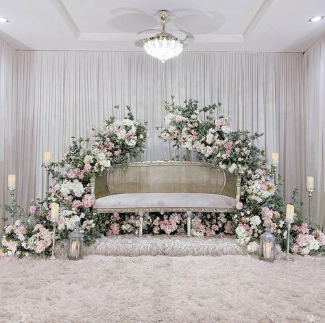 Pelamin Rumah Exclusive, Pelamin Simple Elegant, Pastel Pelamin, Pelamin Minimalist Rumah, Dekor Pelaminan Simple, Hantaran Wedding Ideas, Wedding Stage Backdrop Simple, Pelamin Garden, Tunang Pelamin