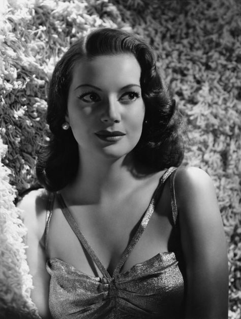 35 Gorgeous Photos of American Actress Hazel Brooks in the 1940s ~ Vintage Everyday Hazel Brooks, Lamé Dress, Hollywood Images, Hollaback Girl, 50s Women, Classic Movie Stars, Actrices Hollywood, African Beauty, Vintage Hollywood