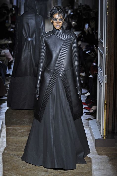 Gareth Pugh RTW Fall 2013 Gareth Pugh, Moda Paris, Futuristic Fashion, Abaya Fashion, Dark Fashion, Leather Coat, Leather Fashion, Paris Fashion, A Black