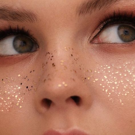 This Freckles Are Great For Photoshoots, Parties, Festivals!!! Coachella Must Have Coachella Inspired Makeup, Gold Star Makeup Look, Dark Eye Shadow Makeup, Gold Makeup Festival, Metallic Silver Eyeliner, Midsummer Nights Dream Make Up, Summer Festival Makeup Looks, Gold Face Tattoo, Going Out Eyeshadow