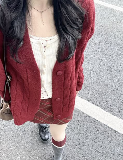 Outfits With Red Cardigans, Jeans Under Skirt, Red Combo Outfit, Skirt And Cardigan Outfit, Red Cardigan Outfit, Cider Outfits, Autumn Fits, Outfit Check, Red Cardigan