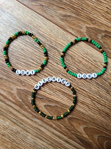 Marvel Clay Bracelet, Marvel Bead Bracelet Ideas, Avengers Bracelet Diy, Loki Beaded Bracelet, Marvel Kandi Bracelets, Marvel Bracelets, Disney Braclets, Marvel Crafts, Disney Bracelets