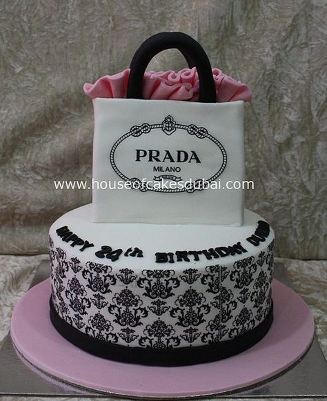 cake prada by The House of Cakes Dubai, via Flickr Fashionista Cake, Torte Creative, Handbag Cakes, Purse Cake, Cake Bridal, Luxury Cake, Torte Cupcake, Couture Cakes, Fashion Cakes