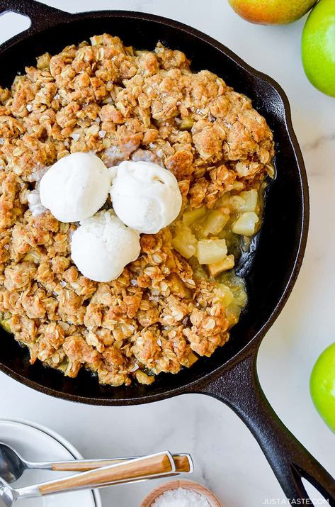 Pear Crisp Recipe, Skillet Pie, Apple Pear Crisp, Festive Dessert Recipes, Pear Dessert Recipes, Skillet Desserts, Pear Crisp, Canned Pears, Pear Dessert