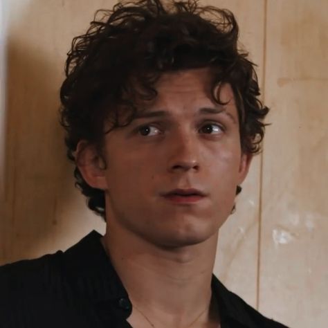 Tom Holland, Curly Hair, Holland, Books Wattpad, Wattpad, Books, Wall, Hair, Black